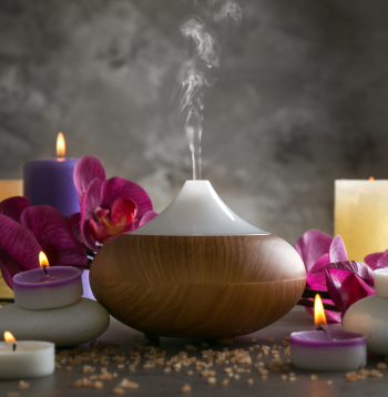 Ēteriskās eļļas vari pilināt difūzerī vai uz aromakmens.