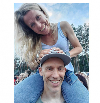 Matīss un Sigita starp skriešanas treniņiem bauda arī kultūras un atpūtas pasākumus – šis foto tapis Latvijas lielkoncertā šogad jūnijā Mežaparka estrādē.