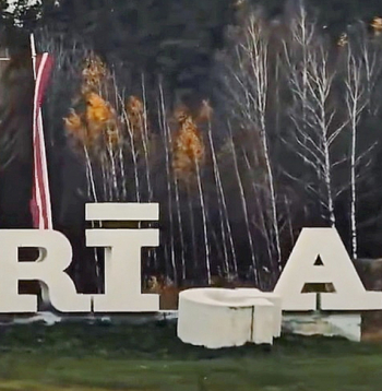 Sociālajos tīklos dažs jokoja, ka uzraksts "Rīga" uz laiku bijis saprotamāks igauņiem – igauņu valodā mūsu valsts galvaspilsēta ir "Riia".