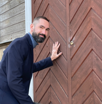 “Ja gribat redzēt pasaulē mazāko izstāžu zāli, jābrauc uz Aizputes Linmeijeru namu,” aicina Vilis Brūveris (attēlā). Saimnieks rāda
atslēgas caurumu, kurā jāielūkojas, lai apskatītu jaunāko
izstādi ar mākslinieces Martas Ģibietes darbu “Cikādes sapnis”.