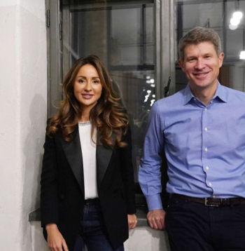 "Printful" izpilddirektors Alekss Saltonstols (Alex Saltonstall) un "Printify" izpilddirektore Anastasija Oļeiņika. 