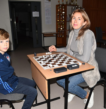 Katerina Pleskuna Latvijā ir kopš 2022. gada marta, ieradusies no Dnipro pilsētas. Vecākā dēla Timofija adaptācija skolā Latvijā notikusi – pabeidzis pirmo klasi teicami. Labi māk runāt latviski. Iet uz peldēšanas un dambretes treniņiem. "Jaunākais dēls bērnudārzā ir pēdējo gadu, viņam būs jāiet skolā un vasarā būs jāizlemj – iet skolā Latvijā vai Ukrainā," stāsta Katerina, kura latviešu valodu sākusi mācīties jau 2022. gada vasarā.