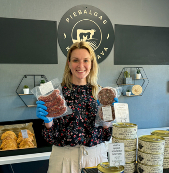 SIA "Piebalgas kūpinātava" saimniece Alma Bērziņa ar sev piederošo gaļas pārstrādes uzņēmumu ir iecerējusi iespējami vairāk atbalstīt no kooperatīva "Latvijas Liellops" biedru ražotās gaļas gatavotos produktus, toskait attēlā redzamo burgera gaļu un kupātus.