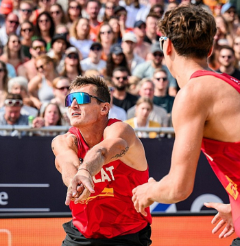 Mārtiņš Pļaviņš (no kreisās) 39 gados ir ar milzu motivāciju turpināt sportista karjeru, jo turas gan veselība, gan kopā ar 20 gadus jaunāko Kristiānu Fokerotu ir teicami rezultāti.