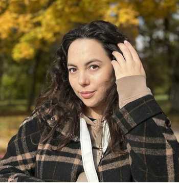 Inna Burova Latvijas Universitātē ieguvusi bakalaura grādu ar skolotāja kvalifikāciju angļu valodā un franču valodā un maģistra grādu izglītības vadībā.