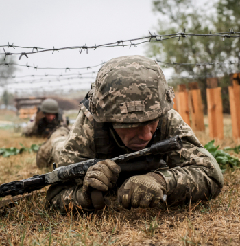 Ukrainas armijas karavīri piedalās mācībās Doneckas apgabalā. Pilna mēroga karš pret Krievijas iebrucējiem turpinās jau vairāk nekā 1000 dienu, un ukraiņiem kļūst arvien grūtāk papildināt karaspēka rezerves.
