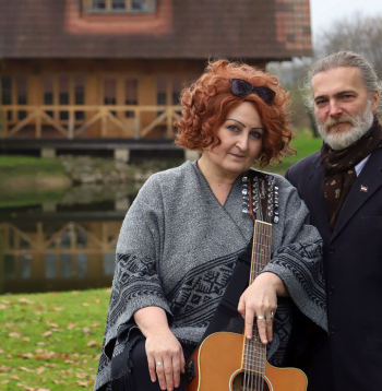 Rakstniece Dace Judina ar dzīvesbiedru komponistu un mākslinieku Arturu Nīmani.