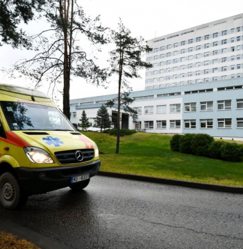 Neatliekamās medicīniskās palīdzības automašīna pie Daugavpils Reģionālās slimnīcas.
