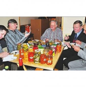 Ražas svētku degustatoru žūrijai deleģēti tikai vīri.