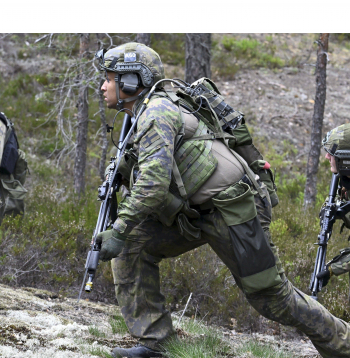 Somijas karavīri piedalās mācībās. Somijas armija ir ievērojams spēks,
kas kara gadījumā varētu mobilizēt ap 280 000 apmācītu karavīru, turklāt palīgā būtu gatavi doties līdz pat 900 000
rezervistu. Somijai ir arī ļoti spēcīgas artilērijas vienības.