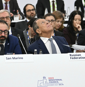 Krievijas ārlietu ministrs Sergejs Lavrovs (centrā) EDSO sanāksmē Maltā.