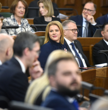 Veselības ministrs Hosams Abu Meri (no labās), finanšu ministrs Arvils Ašeradens un Ministru prezidente Evika Siliņa piedalās Saeimas ārkārtas sēdē, kurā otrajā lasījumā izskata gadskārtējo valsts budžetu un ar to saistītos likumprojektus.