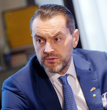 Finanšu institūcijas "Altum" vadītāju Reini Bērziņu Latvijas Bankas prezidenta amatam nominējusi ZZS, taču viņu varētu atbalstīt arī opozīcijas partijas – "Latvija pirmajā vietā", "Apvienotais saraksts" un Nacionālā apvienība.
