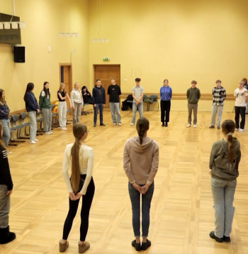 Talsu 2. vidusskolas jaunieši ieradušies uz pirmu mēģinājumu. 