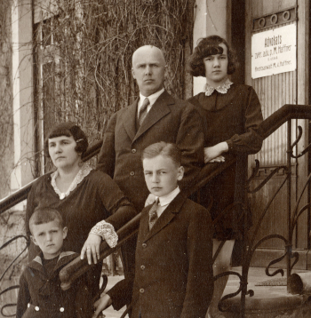 Dr. Jāņa Lībieša ģimene. Valka, apt.1929. gads. Uz ieejas kāpnēm pie nama Valkā Semināra ielā 29. No kreisās puses – priekšā: jaunākais dēls Tālivaldis, dēls Juris; vidū sieva Valentīna
(dzim. Polionko); pēdējā rindā Dr. Jānis Lībietis, meita Lidija (prec. Bubenko)