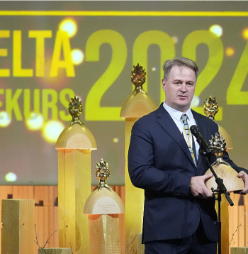 Latvijas Valsts mežzinātnes institūta "Silava" vadošais pētnieks Kaspars Liepiņš: "Esmu gandarīts radīt jaunas zināšanas, kas dod pienesumu valsts labklājībai. Par šādu iespēju vēlos pateikties kolēģiem no "Silavas" un Koksnes ķīmijas institūta. Protams, ļoti svarīgs arī meža nozares uzņēmumu atbalsts."