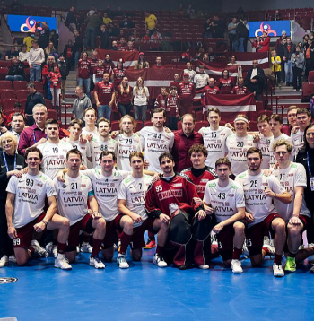 Foto vēsturei – Latvijas florbola izlase un tās līdzjutēji Malmē pēc vēsturiskās ceturtās vietas pasaules čempionātā. Otrajā rindā centrā galvenais treneris Heiki Lūkonens, kuram pirmais divu gadu cikls pie izlases stūres bijis ar treknu plusa zīmi.