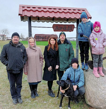 Barkānu ģimenes trīs paaudzes – Jānis, Marina, Ludmila, Igors, Dāvis, Rainers, Katrīna, "Arāju" sargs Boss. Neskatoties uz grūtiem vai labiem laikiem, arī viņu radi austrumu pierobežā nemūk no savas dzimtās puses, tur godā veco laiku tradīcijas un vismaz reizi mēnesī cits pie cita ciemojas. "Tuvinieku loks ap mums veido to vidi un valsti, kuras dēļ dzīvojam un gribam dzīvot," saka Ludmila.