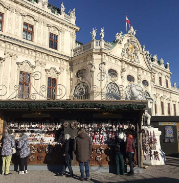 Tirdziņš pie Belvederes pils piedāvā īpašu noskaņu. Turklāt pēc pastaigas var doties aplūkot Gustava Klimta un Egona Šīles meistardarbus.