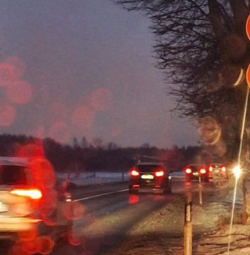 Daugavgrīvas šoseja. Te "atļautais" ātrums tumsā nav drošs. Par to liecina divu gājēju nāve decembrī.