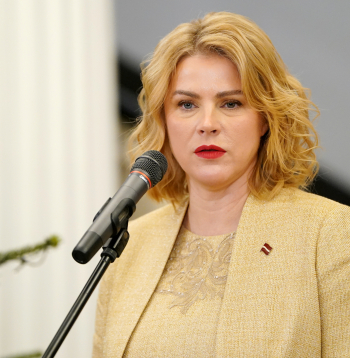Ministru prezidente Evika Siliņa piedalās Ministru kabineta Ziemassvētku egles atklāšanas pasākumā.
