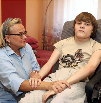 Jolanta Kalniņa atzīst, ka viņai nav viegla dzīve ar Robertu. Taču viņa nav gatava dēlu ievietot aprūpes namā. "Tas nozīmētu, ka es savu dēlu esmu pakļāvusi lēnai un mokošai nāvei, jo tur viņu smagi sazāļotu, lai viņš vienkārši guļ," spriež Jolanta.