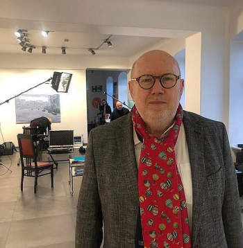 Aleksejs Naumovs galerijā "Daugava" dienu pirms izstādes "Dzimšanas diena" atvēršanas.