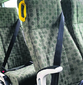 Drošības jostas ir arī autobusos. Un tām nav jāsēžas virsū!!! Šādas "brīvības" cena var būt dzīvība.