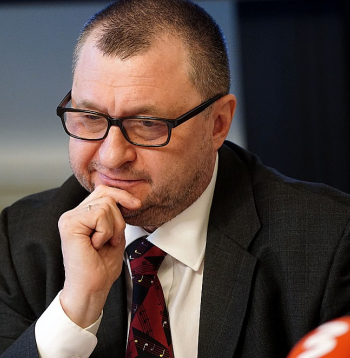 JVLMA profesoram Andrim Vecumniekam var uzticēties – viņš sniegs dramaturģiski skaidrus un precīzus partitūras lasījumus ar droši veidotām emocionālo norišu līknēm. Attēlā: paziņojot Lielās Mūzikas balvas nominantus 2024. gadā.