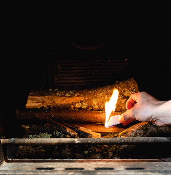Lai izvairītos no apdegumiem, pirms aizdedzināšanas iekuru ievieto krāsnī.