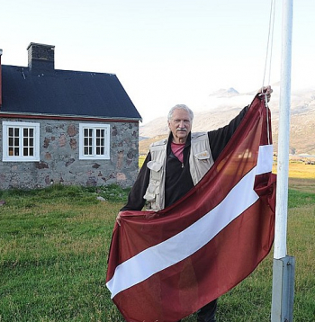 Ivars Sīlis ir Latvijas goda konsuls Grenlandē. Viņš paceļ Latvijas karogu savā vasarnīcā Igaliku, Dienvidgrenlandē.