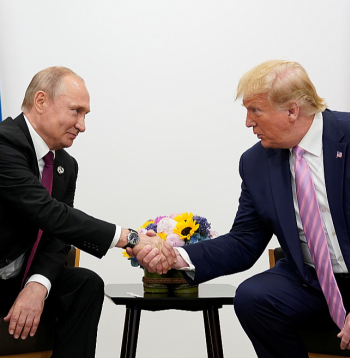 ASV prezidents Donalds Tramps (no labās) un Krievijas diktators Vladimirs Putins G20 līderu samitā Japānas pilsētā Osakā 2019. gada 28. jūnijā. 47. ASV prezidents ir paudis cerību "ļoti drīz" apspriesties ar Kremļa saimnieku.