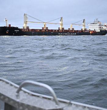 Zviedrijas aizturētais Bulgārijas kuģniecībai "Navigation Maritime Bulgares" piederošais kuģis "Vezhen" vakar bija noenkurojies pie Karlskrūnas. Kopš svētdienas uz tā atrodas arī Zviedrijas varasiestāžu pārstāvji.