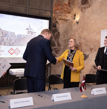 Nacionālās apvienības un Latvijas Reģionu apvienības Dobeles nodaļas 21. janvārī Dobeles pilī parakstīja sadarbības līgumu. Piedalījās partiju vadītāji Ilze Indriksone un Edvards Smiltēns (otrais no kreisās) un partiju Dobeles nodaļu vadītāji Valters Kalvis Vitte (no labās) un Andris Podvinskis (no kreisās).