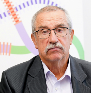 Pūtēju orķestru koncerta mākslinieciskais vadītājs Haralds Bārzdiņš piedalās preses konferencē, kurā informē par gaidāmajiem XIII Latvijas Skolu jaunatnes dziesmu un deju svētkiem.