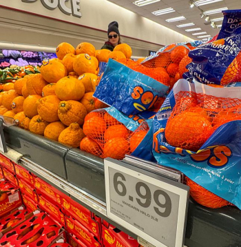 No ASV importēti mandarīni un citi pārtikas produkti lielveikala plauktā Kanādas pilsētā Hamiltonā.