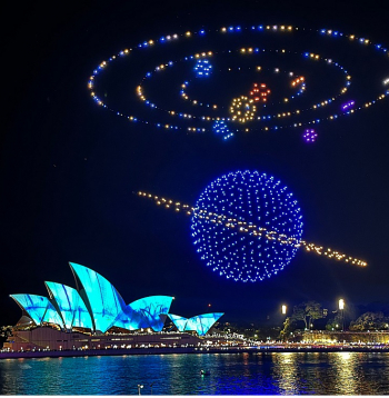 Savu vietu uguns izrāžu vidū aizvien uzstājīgāk iekaro dronu šovi. Attēlā - dronu šovs Sidnejā, Austrālijā.