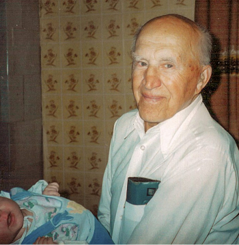 Aleksandrs auklē mazmazmeitu Ievu. Lubāna, 1996. gads.