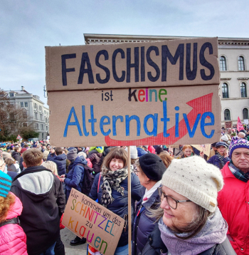 Vācijas pilsētas Minhenes ielās notiek protesta gājiens pret partijas “Alternatīva Vācijai” sludināto politiku. Plakāts vēsta “Fašisms nav alternatīva”.  Šīs partija popularitāte pēdējā laikā ir pieaugusi, jo daudzi vācieši piekrīt partijas aicinājumiem ierobežot imigrāciju