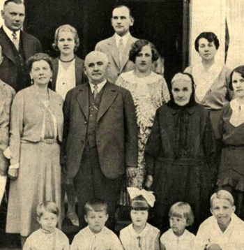 A. Benjamiņš ar ģimeni. Grupas vidū – pa kreisi sieva Emīlija, viņai blakus – Jānis Benjamiņš. No Antona pa labi – Ede Simsone, tālāk Marta Čakste, dzim. Benjamiņa. Pēdējā rindā (no kreisās): Mintauts Čakste, Annija Simsone, pulkv.-leitn. Ed. Kuplais, viņa dzīvesbiedre Anna Kuplais, dzim. Benjamiņa, viņai blakus – Tusnelda Simsone. Priekšā (no labās): Žoržs Benjamiņš, Maija Kuplais. Aija Čakste, Jānis Čakste, Peters Aihers. 
