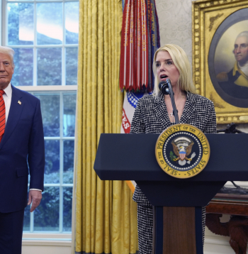 ASV ģenerālprokurore Pema Bondi un Donalds Tramps.