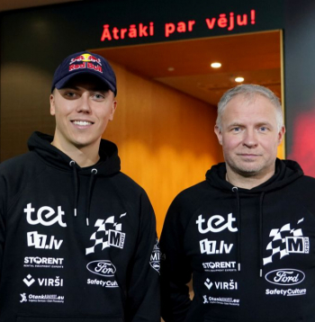 Rallija pilots Mārtiņš Sesks (no kreisās) un rallija stūrmanis Renārs Francis.