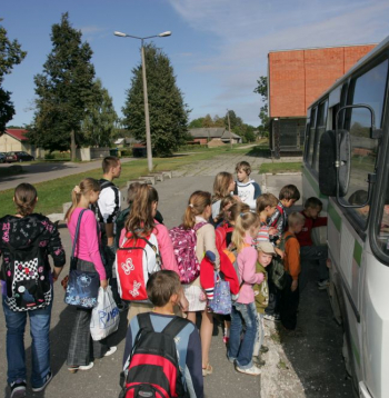 Ministrijas uzsver – bērnu pārvadājumi pašvaldību teritorijā ir pašvaldību un skolu atbildība, bet, protams, primāri – autovadītāja atbildība.