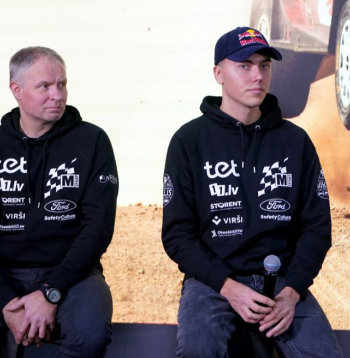 Rallija stūrmanis Renārs Francis (no kreisās) un rallija pilots Mārtiņš Sesks.