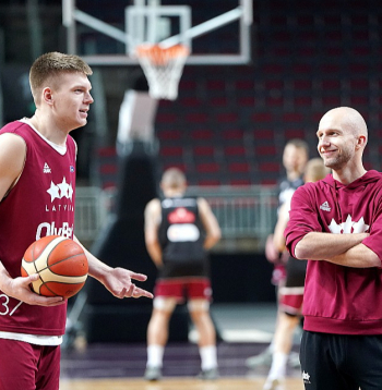 Kārlis Šiliņš (no kreisās) un treneris Artūrs Visockis-Rubenis labā omā Latvijas izlases treniņā.