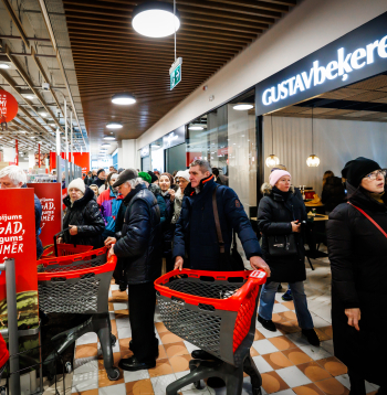 Carnikavas centrā, Atpūtas ielā 1, atklāts tirdzniecības centrs (TC) "Mandarīns". Lielveikals, 