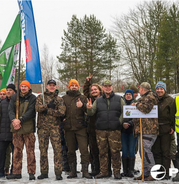 Pagājušā gada sporta svētki. Rīta līnijā katrs kolektīvs ar savu karogu vai vimpeli.