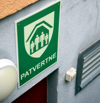 Patlaban valsts un pašvaldību īpašumā apsekoto patvertņu ietilpība ir aptuveni 533 tūkstošiem iedzīvotāju.
