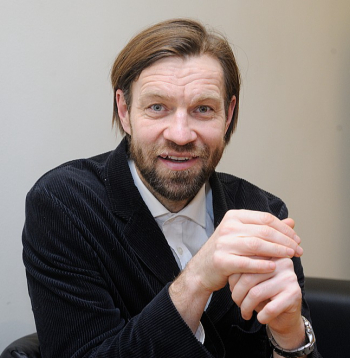 Latvijas Darba devēju konfederācijas ģenerāldirektors Kaspars Gorkšs: "Darba ņēmēji mūsdienās meklē gan elastīgākas nodarbinātības formas, gan arī elastīgākas darba devēju un ņēmēju attiecības, tieši to arī gatavotās izmaiņas darba likumdošanā nodrošina".