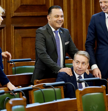 Uldim Augulim (priekšpusē) un Andai Čakšai no darba valdībā jāatvadās. Kaspars Melnis (no labās) un Hosams Abu Meri var palikt.